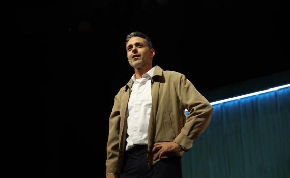 מרגש: בנו של מולי שפירא ספד לאביו על הבמה | צפו