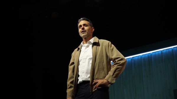 מרגש: בנו של מולי שפירא ספד לאביו על הבמה | צפו