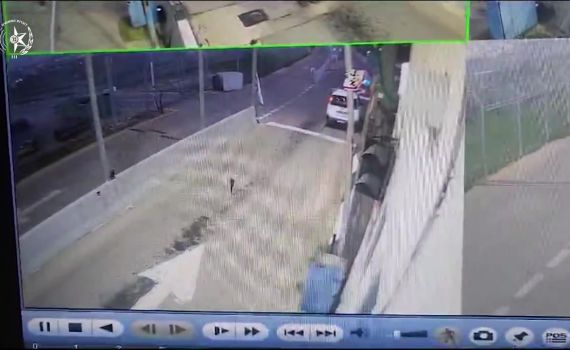 תיעוד הפיגוע: ירו במחבלים ופגעו בשוגג בפעוטה ברכב