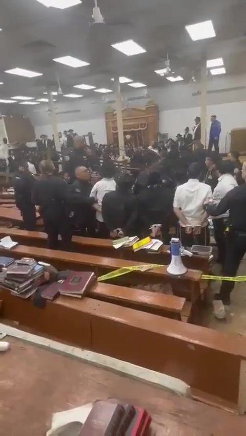 בחורי ישיבה שברו קירות בבניין 770 של חב"ד ונעצרו