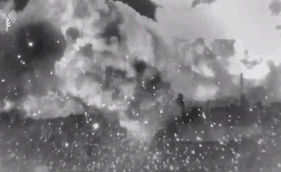 צפו: מטוס קרב תוקף עמדות תצפית של חיזבאללה