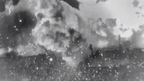 צפו: מטוס קרב תוקף עמדות תצפית של חיזבאללה