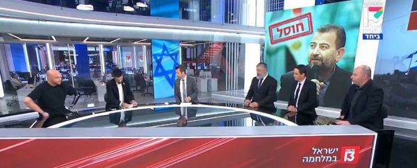 צפו: איש התקשורת הערבי חילק בקלאוות באולפן