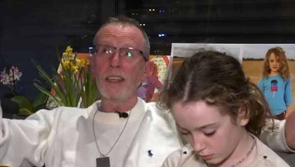 צפו: אמילי הנד מוחה את הדמעות מהפנים של אביה