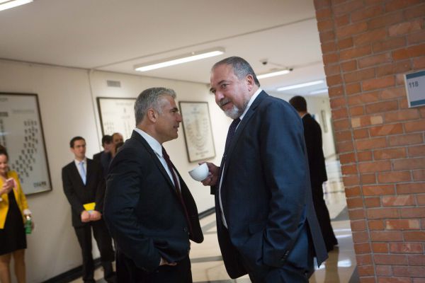 ליברמן נגד לפיד: "אין מקום לפוליטיקה קטנה"