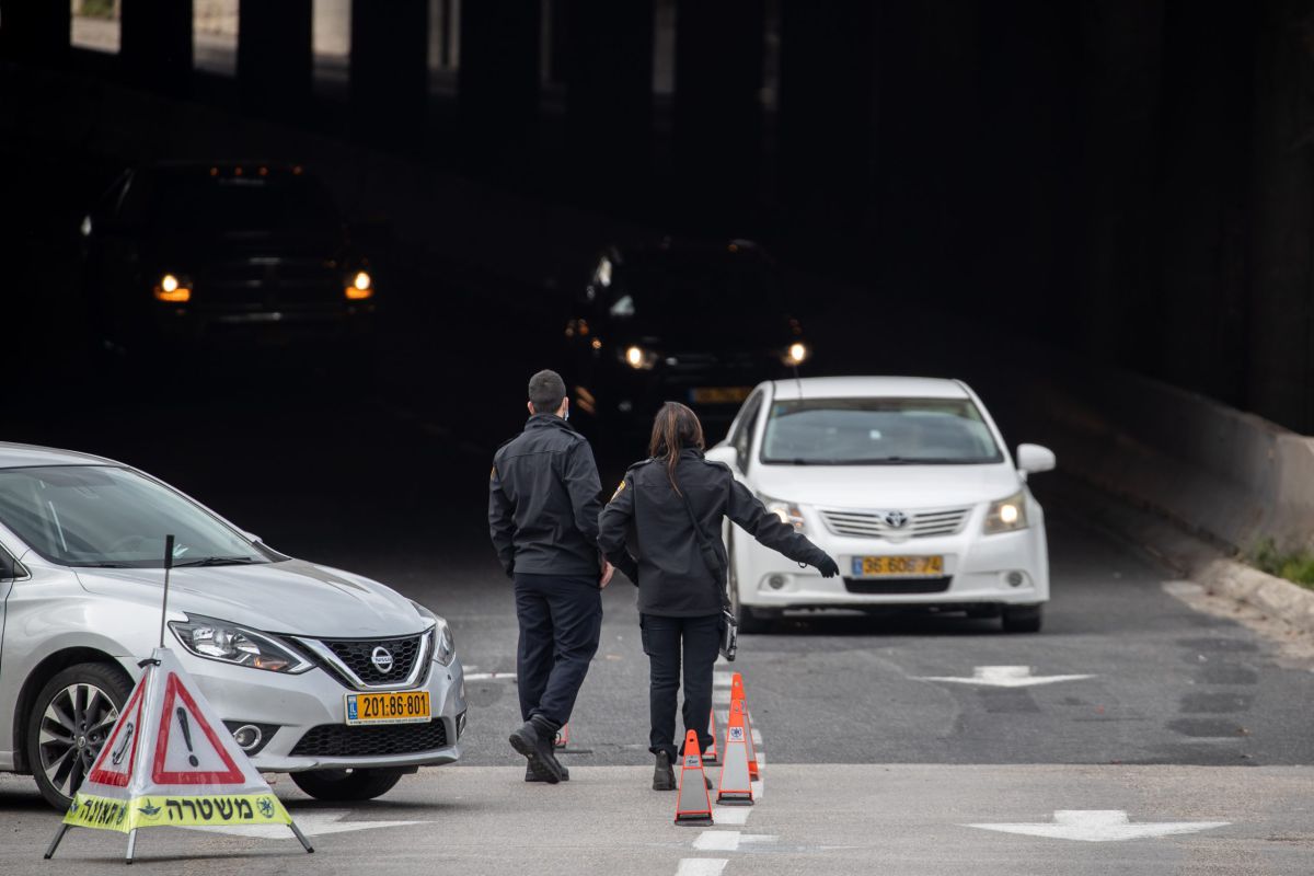 שוטרים חשדו בנהג ומצאו 2 מזוודות מלאות בסמים
