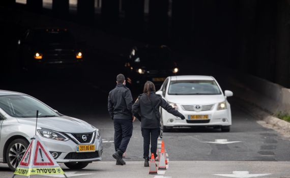 שוטרים חשדו בנהג ומצאו 2 מזוודות מלאות בסמים