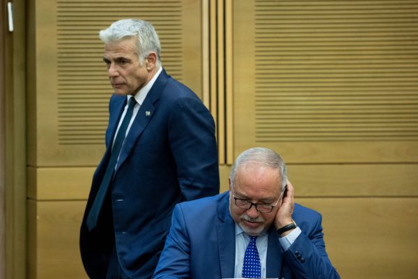 לפיד מחזיר לליברמן: "עושה סיבוב על חיילי צה״ל"