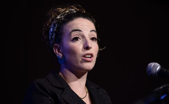 סילמן טוענת: "מפגינה סטרה לי"; בת 50 נעצרה