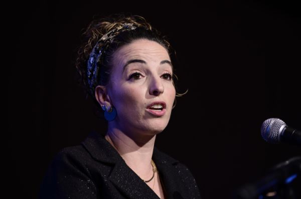 סילמן טוענת: "מפגינה סטרה לי"; בת 50 נעצרה