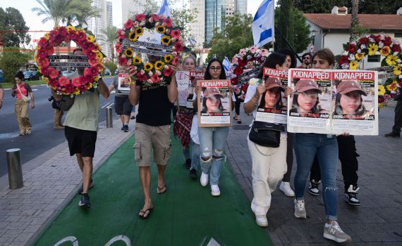 פרחים למשפחות החטופים: כך מרגלת איראן בישראל