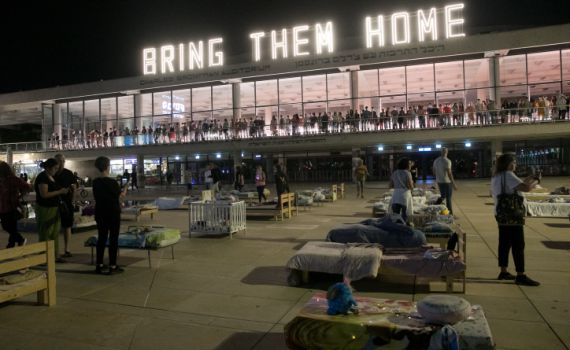 מיצג למען החטופים הוצת בתל אביב