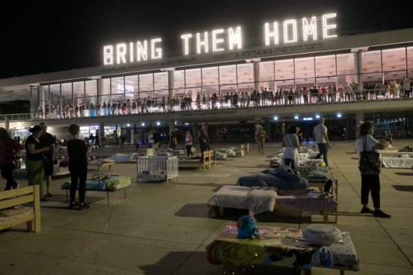 מיצג למען החטופים הוצת בתל אביב
