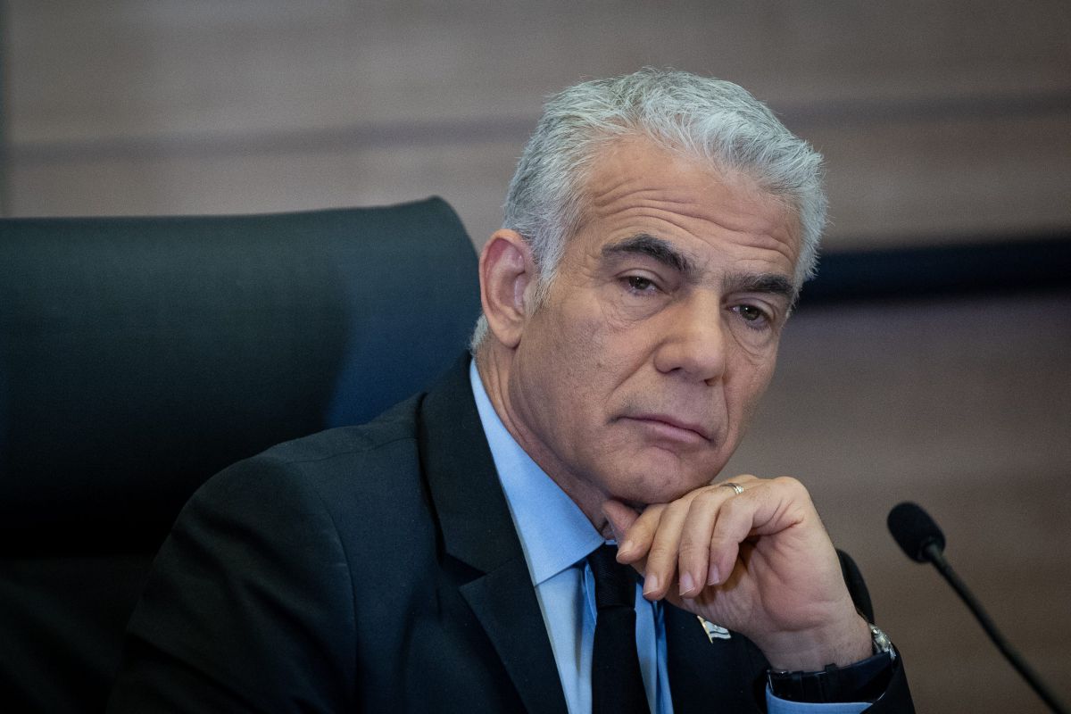 לפיד משתלח בשומר סף: "מבקר מדינה מטעם"