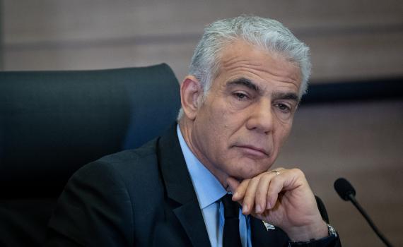 אמירה מפתיעה: יאיר לפיד תומך ברב יצחק יוסף