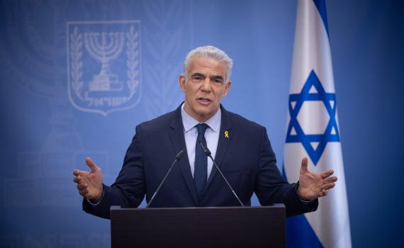 לפיד: "משפחות יושבות שבעה, ובקואליציה רוקדים"