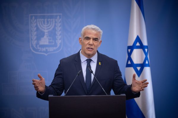 לפיד: "משפחות יושבות שבעה, ובקואליציה רוקדים"