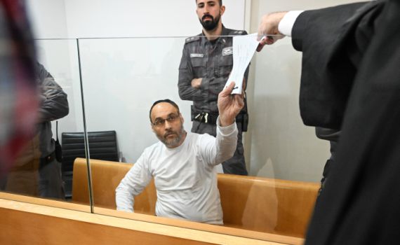 אישום: רצח את אשתו לעיני ילדם בדקירות סכין