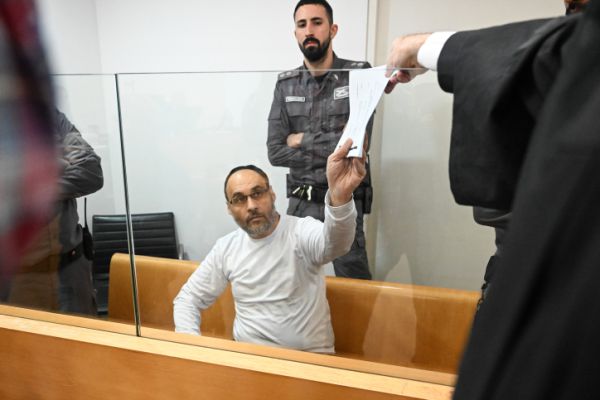 אישום: רצח את אשתו לעיני ילדם בדקירות סכין