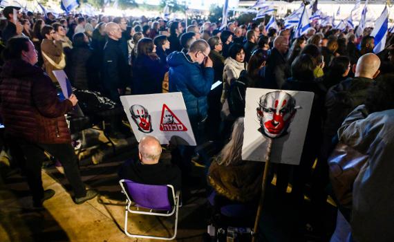 מפגינים חוסמים את איילון; מטה החטופים: זה לא אנחנו