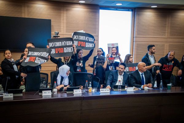 זעקת החטופה ששוחררה מהשבי: "לא עושים כלום"