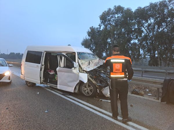 8 בני אדם נפצעו בתאונת דרכים בצומת פלוגות