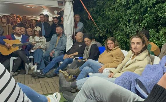 עומר אדם ויעל שלביה בשבעה של שאול גרינגליק | צפו