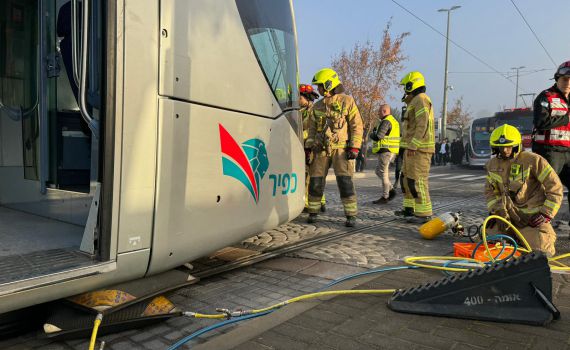 אדם נלכד מתחת לרכבת הקלה בירושלים