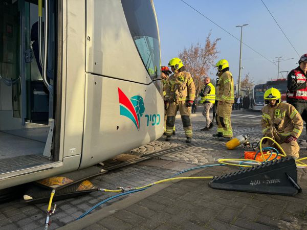 אדם נלכד מתחת לרכבת הקלה בירושלים