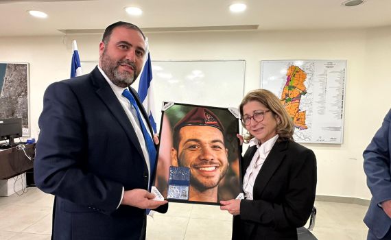 ארבל העניק אזרחות כבוד למשפחתו של חלל צה"ל