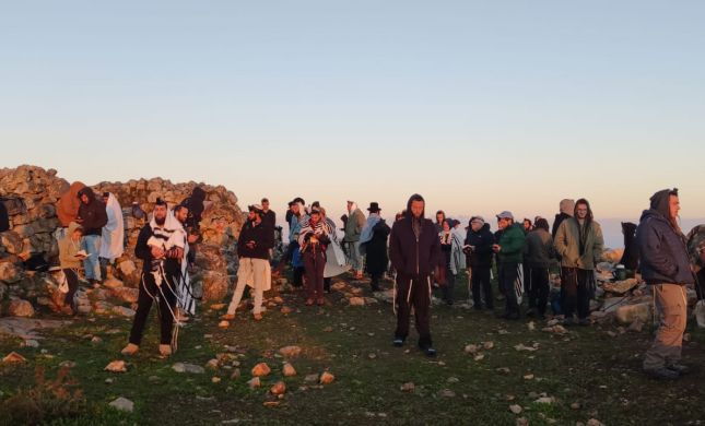  אחרי השחתת המזבח: עשרות בתפילה בהר עיבל