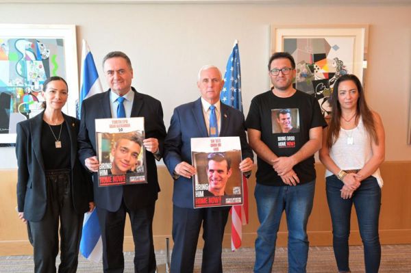 משפחות החטופים נפגשו עם סגן נשיא ארה"ב לשעבר