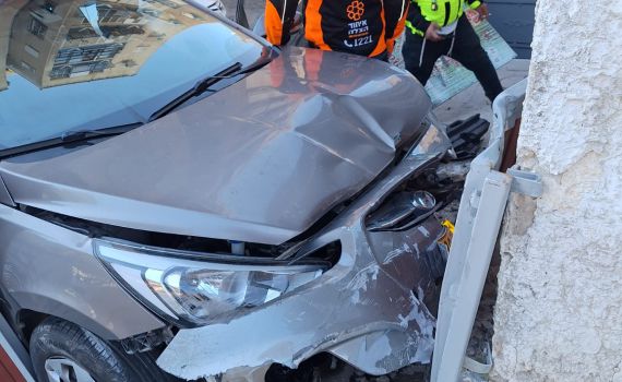 בן 80 איבד הכרה במהלך נהיגה; והתנגש בבניין
