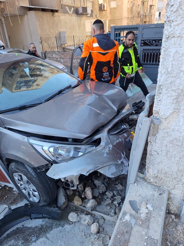בן 80 איבד הכרה במהלך נהיגה; והתנגש בבניין