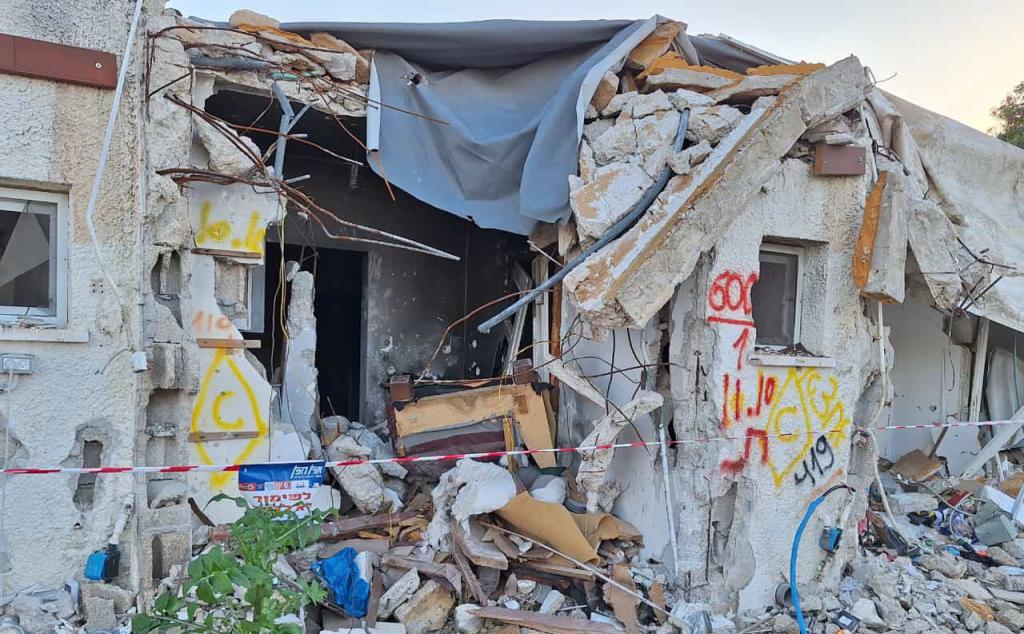 בלב התופת: לראשונה מאז הטבח, תושבי כפר עזה שבו לקיבוץ