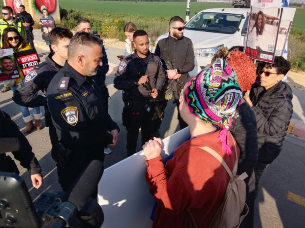 צפו: המשטרה חסמה את משפחות החטופים במעבר כרם שלום