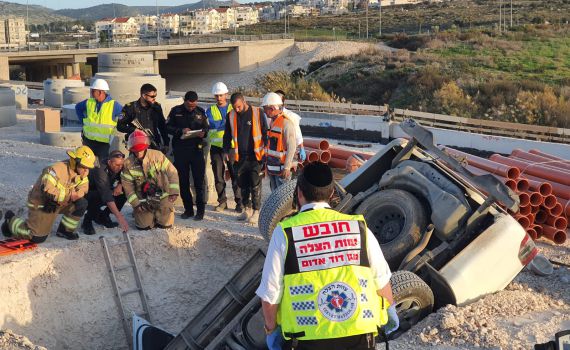 תאונה חריגה: רכב נפל לבור, הנהג נפצע בינוני