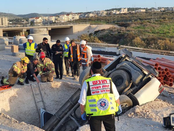 תאונה חריגה: רכב נפל לבור, הנהג נפצע בינוני