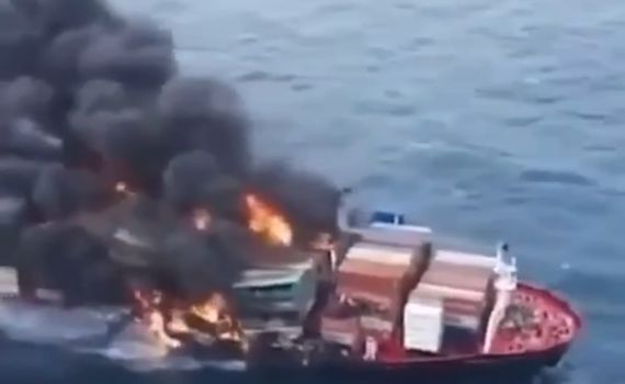 צפו: טיל חות'י פגע בספינה אמריקאית בים האדום