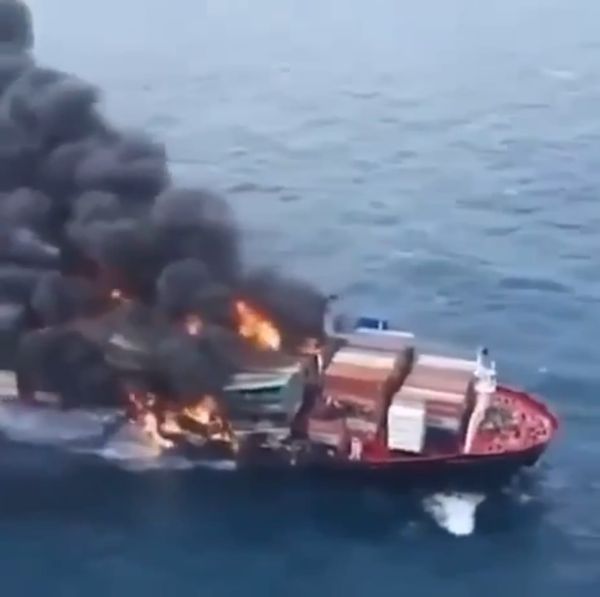 צפו: טיל חות'י פגע בספינה אמריקאית בים האדום