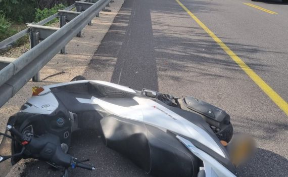 כביש 4: רוכב אפנוע נפגע ממשאית, מצבו קשה