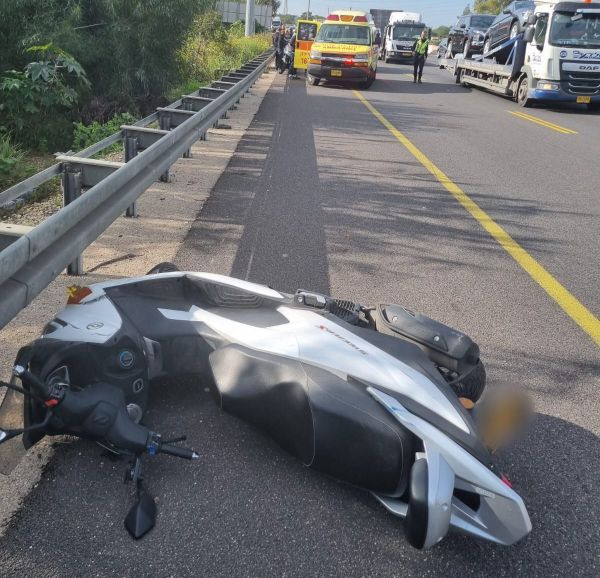 כביש 4: רוכב אפנוע נפגע ממשאית, מצבו קשה