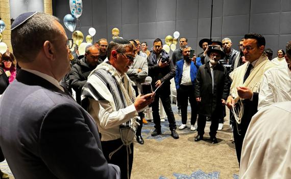 מזל טוב: המגיש הסרוג חגג ברית מילה לבנו | צפו