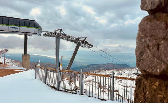 ללא מבקרים: החרמון התכסה בשמיכה לבנה | צפו