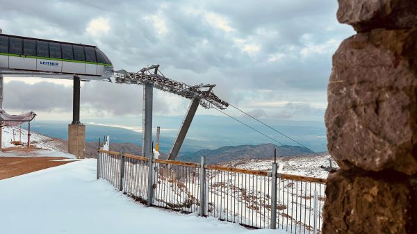 ללא מבקרים: החרמון התכסה בשמיכה לבנה | צפו