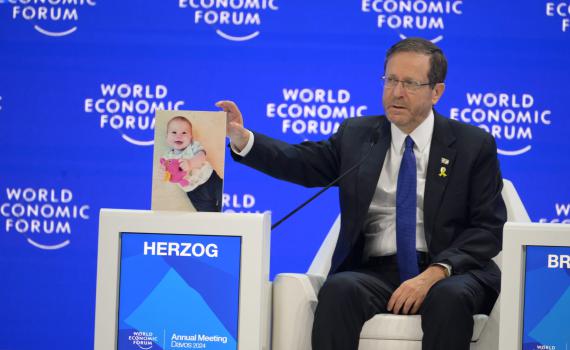 מול מנהיגי העולם: הרצוג הציג תמונה של כפיר ביבס