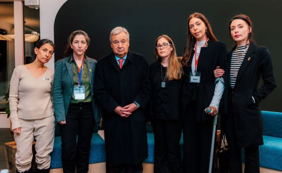 לראשונה: מזכ"ל האו"ם נפגש עם חטופות ששוחררו