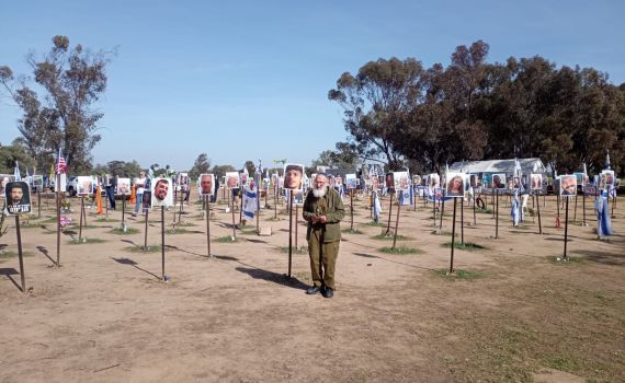 תמונת היום: הרב אבינר מתפלל על נרצחי מסיבת נובה
