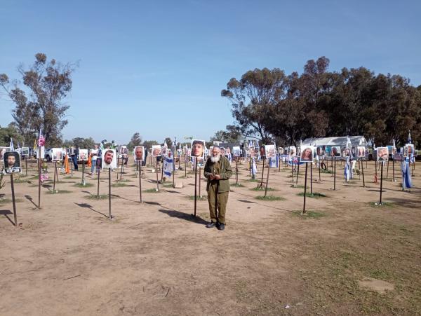 תמונת היום: הרב אבינר מתפלל על נרצחי מסיבת נובה