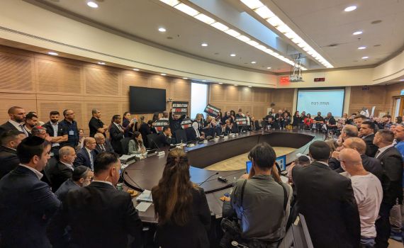 מהומה בוועדה: משפחות חטופים פוצצו את הדיון
